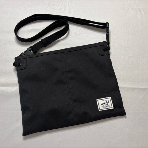 Herschel’s Crossbody Bag | Black | 11 in. X 9 in. - Picture 6 of 7